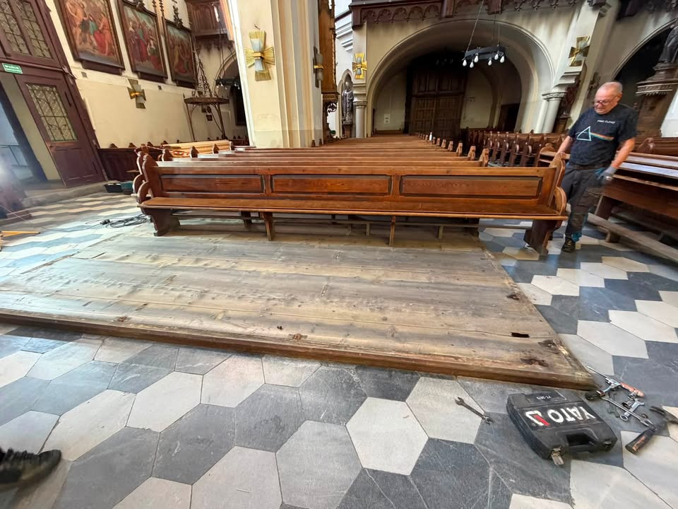 ⛪ Dziś w naszym kościele parafialnym ruszyły długo wyczekiwane prace restauratorskie! Rozpoczęła się wymiana podestów…
